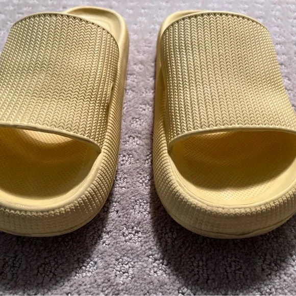 Cloud Sandals - Picture 2 of 6